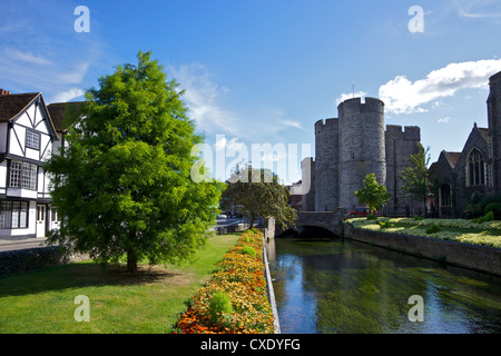 Westgate guardiola medievale e giardini, con ponte sul fiume Stour, Canterbury, nel Kent, England, Regno Unito, Europa Foto Stock