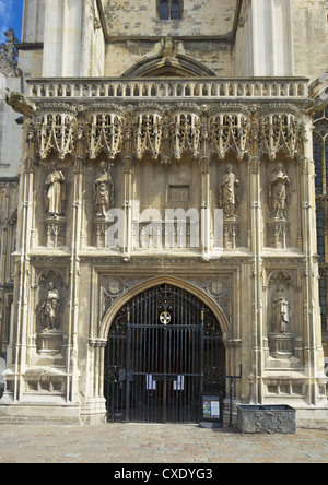 Gotico portico sud-ovest, costruita nel XV secolo da Thomas Mapilton e Richard Beke, Cattedrale di Canterbury, Canterbury Kent Foto Stock