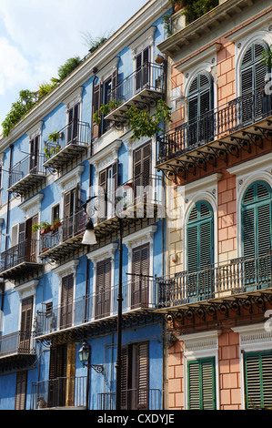 Rosa e blu di edifici residenziali nel centro storico di Palermo in Sicilia Foto Stock