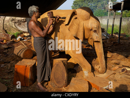 Il governo dello Sri Lanka intagliatore di legno facendo statua lignea di elefante asiatico, la fabbrica, Polonnaruwa, Sri Lanka, Asia Foto Stock