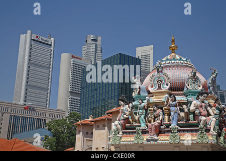 Singapore, il Tempio di Sri Mariamman davanti lo skyline del quartiere centrale degli affari Foto Stock