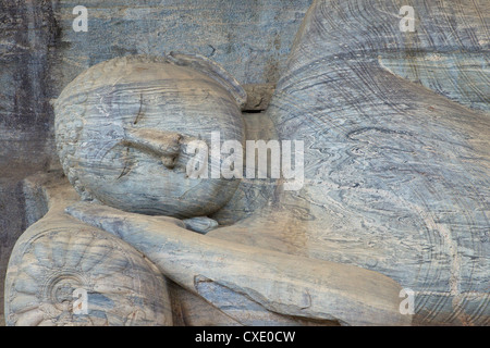 Buddha reclinato nel nirvana, Gal Vihara tempio di roccia, Polonnaruwa, Sri Lanka, Asia Foto Stock