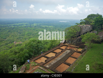 Vista dal vertice di Sigiriya Lion Rock fortezza, del V secolo d.c. Sito Patrimonio Mondiale dell'UNESCO, Sigiriya, Sri Lanka, Asia Foto Stock