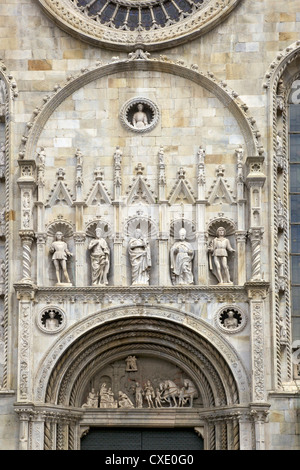 Vista esterna della cattedrale nel centro di Como, il lago di Como, Lombardia, laghi italiani, l'Italia, Europa Foto Stock