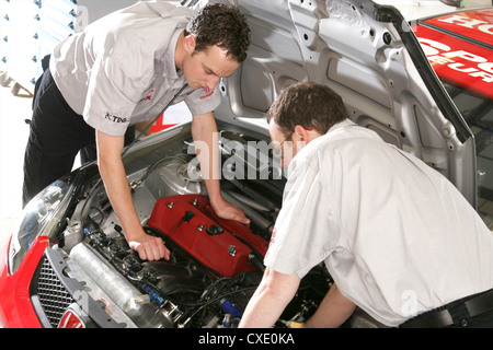 Meccanica a lavorare sulla vettura Foto Stock