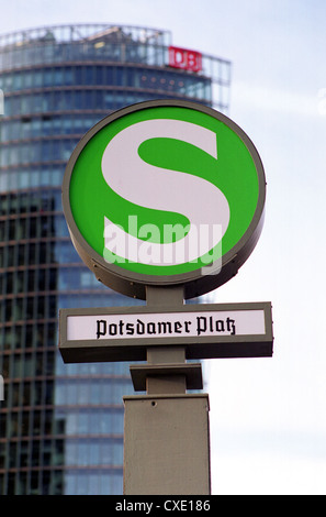 Berlin S-Bahn, grattacieli su Potsdamer Platz Foto Stock