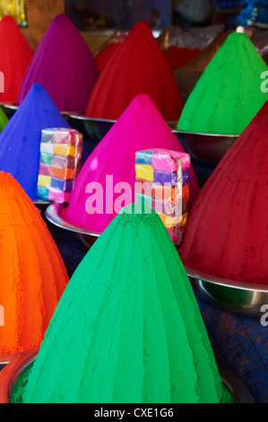 Polveri colorate per la vendita, sul mercato Devaraja, Mysore, Karnataka, India, Asia Foto Stock