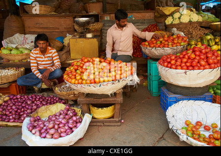 Ortaggi per la vendita, sul mercato Devaraja, Mysore, Karnataka, India, Asia Foto Stock