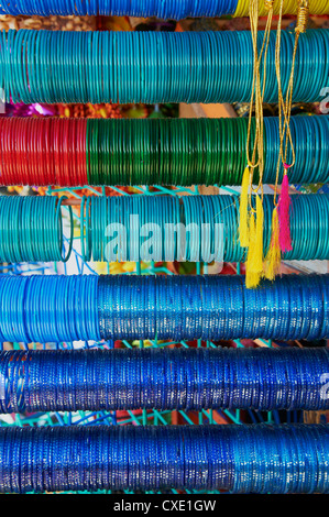 Bracciali e schiave per la vendita, sul mercato Devaraja, Mysore, Karnataka, India, Asia Foto Stock