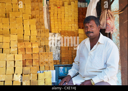 Lo zucchero per la vendita, sul mercato Devaraja, Mysore, Karnataka, India, Asia Foto Stock