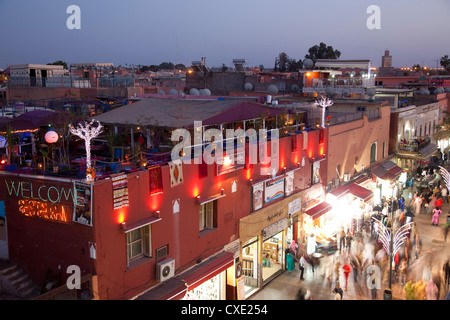 Strada trafficata al crepuscolo, Marrakech, Marocco, Africa Settentrionale, Africa Foto Stock