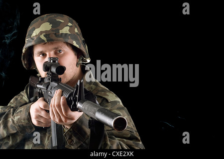 L'uomo mantenendo una pistola in studio Foto Stock