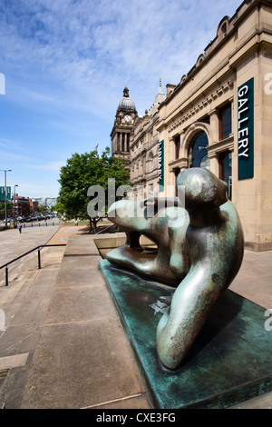 Donna reclinabile il gomito della statua di Henry Moore, Leeds, West Yorkshire, nello Yorkshire, Inghilterra, Regno Unito, Europa Foto Stock