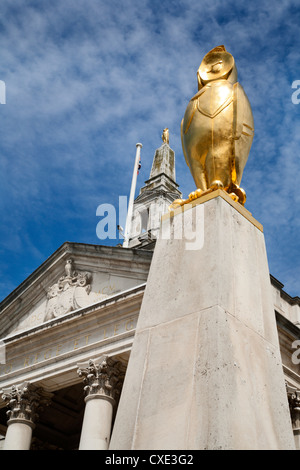 Sala Civica e Leeds Gufo in Millennium Square, Leeds, West Yorkshire, nello Yorkshire, Inghilterra, Regno Unito, Europa Foto Stock