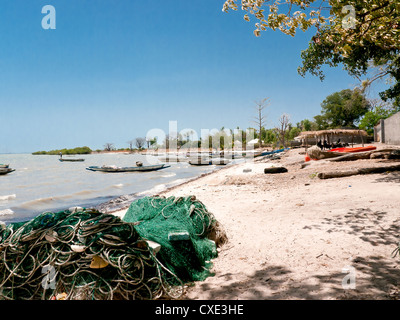 Le reti da pesca e barche sulla spiaggia di Albreda Isola, Gambia Foto Stock
