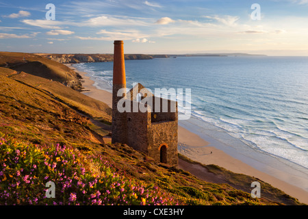 Ruins of Wheal Coates Tin Mine engine house, near St Agnes, Cornwall, England Foto Stock