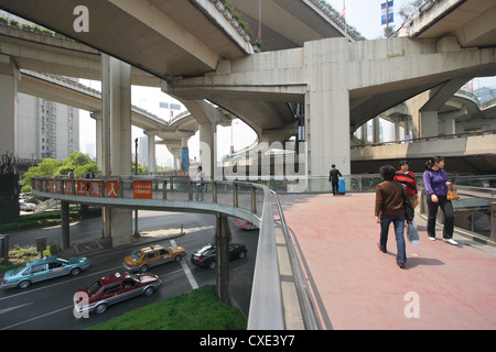 Shanghai, un groviglio di strade alta intersezione Foto Stock