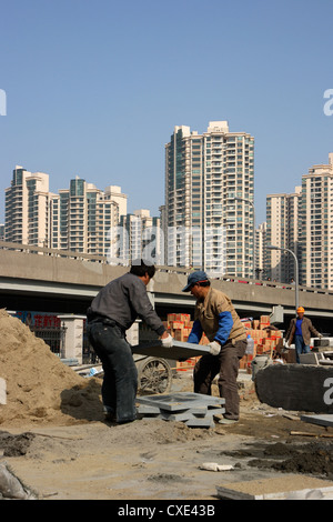 Shanghai, lavoratori edili pavimentazioni Foto Stock