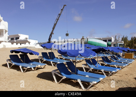 Pajara, lavori di costruzione sulla spiaggia vuota e lettini per prendere il sole Foto Stock