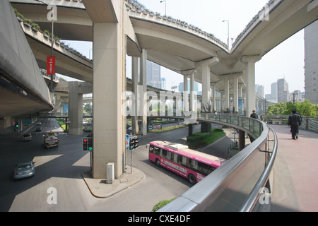 Shanghai, un groviglio di strade alta intersezione Foto Stock