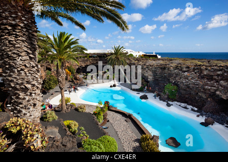 Bianco e blu piscina, Jameos del Agua, vicino Arrieta, Lanzarote, Isole Canarie, Spagna Foto Stock