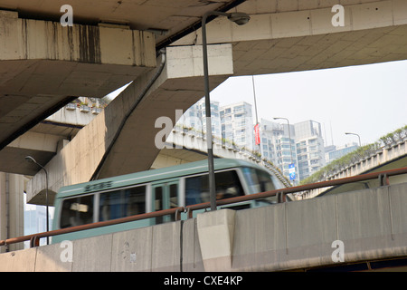 Shanghai, un groviglio di strade alta intersezione Foto Stock