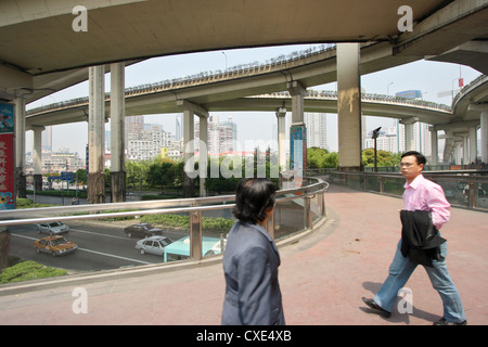 Shanghai, un groviglio di strade alta intersezione Foto Stock