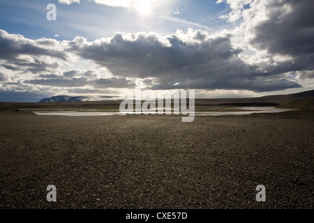 Paesaggio arido con ghiacciaio in background, regione Sprengisandur, Islanda Foto Stock