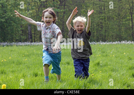 Leipzig, i bambini che corrono su un prato Foto Stock