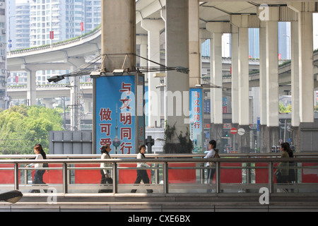 Shanghai, un groviglio di strade alta intersezione Foto Stock