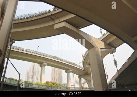 Shanghai, un groviglio di strade alta intersezione Foto Stock