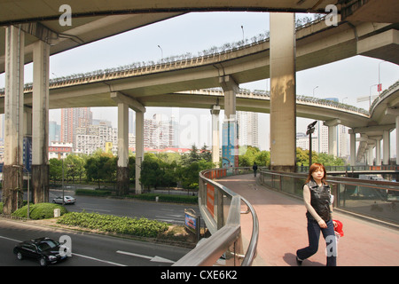 Shanghai, un groviglio di strade alta intersezione Foto Stock