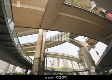 Shanghai, un groviglio di strade alta intersezione Foto Stock