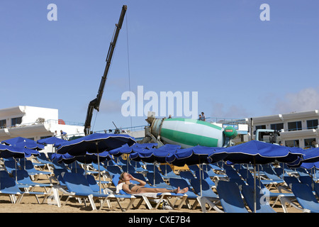 Pajara, lavori di costruzione sulla spiaggia vuota e lettini per prendere il sole Foto Stock