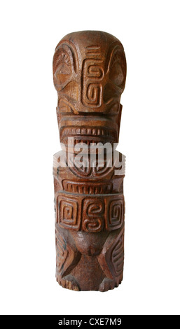 Tiki statua isolata su sfondo bianco Foto Stock