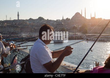 Opinioni dei pescatori e il Ponte Galata attraverso il Bosforo, a Istanbul, in Turchia, 23 settembre 2012. Foto Stock