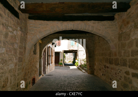 Old archway nel villaggio di Castelnau di Montmiral nel sud della Francia, Midi Pyrénées regione, Dipartimento del Tarn Foto Stock