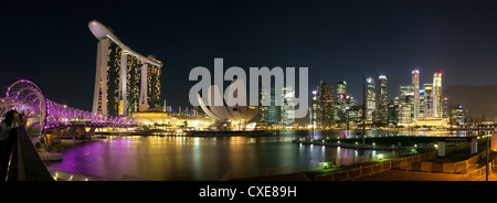 Lo skyline di Singapore visto al tramonto sulla baia di Marina, Singapore, Asia Foto Stock