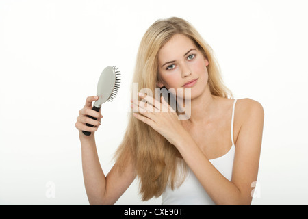 Ragazza adolescente spazzolare i capelli Foto Stock