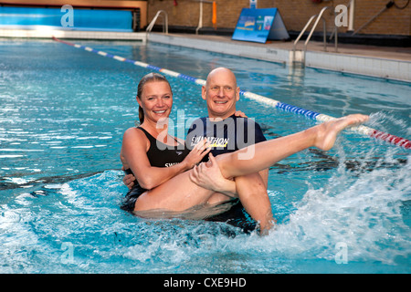 Londra, UK, 05/01/2012 Jodie Kidd e Duncan Goodhew prendere parte alla Swimathon per lanciare sponsorizzato annuale nuotare in aiuto di Marie Foto Stock