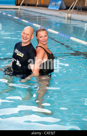 Londra, UK, 05/01/2012 Jodie Kidd e Duncan Goodhew prendere parte alla Swimathon per lanciare sponsorizzato annuale nuotare in aiuto di Marie Foto Stock