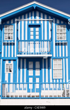 Caramelle tradizionali strisce dipinte beach house (fomerly un Fisherman's cottage) in Costa Nova, Beira Litoral, Portogallo Foto Stock