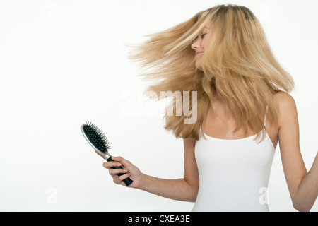 Teen ragazza lanciando i suoi capelli Foto Stock