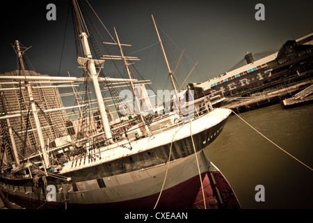 New York City - 29 ago: Dark immagine artistica di Tall Ship a New York City South Street Seaport su agosto 29, 2012 Foto Stock