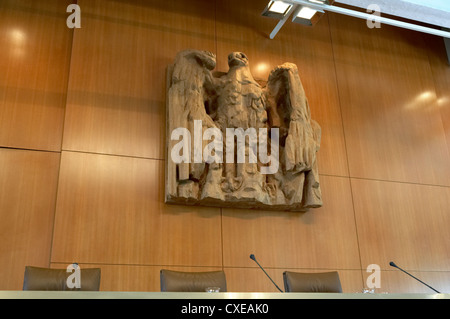 Karlsruhe, Germania - aquila tedesca e il banco nella Corte federale costituzionale Foto Stock