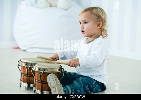 Baby boy suonando la batteria Foto Stock