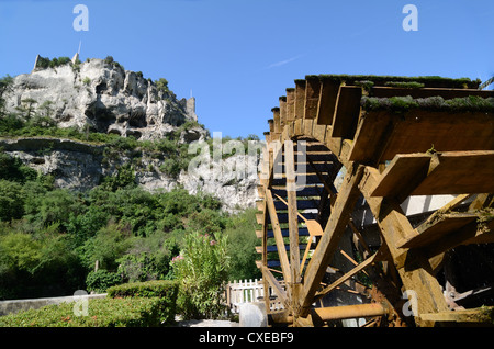 Ruota d'acqua e rovine Castello o Château a Fontaine-de-Vaucluse Vaucluse Provenza Francia Foto Stock