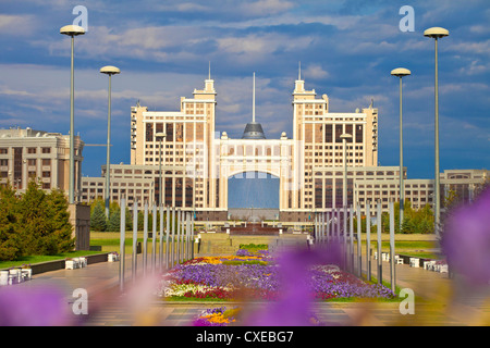 KazMunaiGas edificio, con Khan Shatyr centro commerciale e di intrattenimento dietro, Astana, Kazakistan Foto Stock