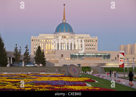 L'Orda Ak, Palazzo presidenziale del Presidente Nursultan Nazarbayev al crepuscolo, Astana, in Kazakistan e in Asia Centrale, Asia Foto Stock