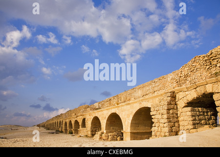 Acquedotto di epoca romana a mare Foto Stock